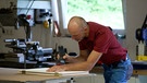 Mann arbeitet in seiner Werkstatt | Bild: Bayerischer Rundfunk 2023