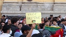 Menschen demonstrieren für ein freies Palästina | Bild: Bayerischer Rundfunk 2023