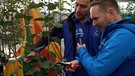 Gartenexperte Volker Stewens und Martin Breitkopf begutachten kleinen Obstbaum | Bild: Bayerischer Rundfunk 2023