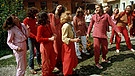 Sannyasins, Anhänger des indischen Gurus Bhagwan Shree Rajneesh, im Bhagwan-Zentrum in Margarethenried in der Hallertau im August 1981 | Bild: picture alliance / Istvan Bajzat | Istvan Bajzat