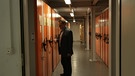 Ein Mitarbeiter des Archivs des Deutschen Museums öffnet die Tür eines Spints. | Bild: BR Fernsehen