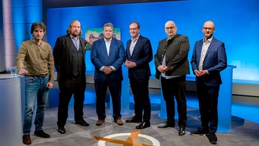 (Von rechts nach links) BR-Chefredakteur Christian Nitsche, Stephan Protschka (AfD), Alexander Dobrindt (CSU), Carsten Träger (SPD), Anton Hofreiter (B‘90/Grüne) und Ates Gürpınar (Die Linke)  . | Bild: Bayerischer Rundfunk 2025