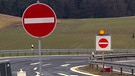 Schilder an Autobahnabfahrt | Bild: Bayerischer Rundfunk 2023