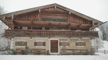 Der Gugghof bei Brannenburg in verschneiter Winterlandschaft | Bild: BR Fernsehen