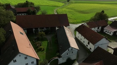 Gebäudefront vom Künstlerhof | Bild: BR Fernsehen