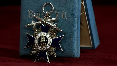 Bayerischer Orden. Dieser bayerische Militärverdienstorden 4. Klasse wurde schon von König Ludwig II. 1966 gestiftet, aber erst zwischen 1915 und 1918 einem Offizier ab Leutnantsrang verliehen. Geschätzter Wert: ab 300 Euro | Bild: Bayerischer Rundfunk