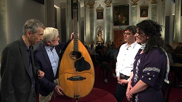 Mandobass. Obwohl dieser Mandobass von dem Mandolinenverein "Primsperle" in den Fünfzigerjahren erworben wurde, könnte er schon ab den Zwanzigerjahren im sächsischen Markneukirchen gebaut worden sein. Geschätzter Wert: 1.000 Euro | Bild: BR