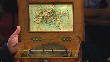 Symphonium. Ganz ohne Strom spielt dieses Symphonium, gefertigt in den 1880er- bis 1890er-Jahren von den Lochmannschen Musikwerken in Leipzig, die 26 beiliegenden Lochplatten ab – eine museale Kostbarkeit. Geschätzter Wert: 700 bis 1.000 Euro | Bild: Bayerischer Rundfunk