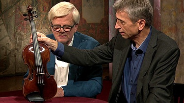 Gleich zwei Geigenbaumeister trägt diese Violine im Stammbaum: den berühmten Cremonenser Vincenzo Ruggeri und Johann Carl August Otto aus Weimar, der sie 1846 mit neuen Teilen ergänzte. Eine Frühform von Recycling? Geschätzter Wert: 10.000 bis 11.000 Euro  | Bild: Bayerischer Rundfunk