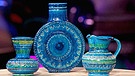 Der durch seine Keramik in blauer Farbe, vor allem die Kollektion "Rimini blu", bekannt gewordene italienische Keramiker und Designer Aldo Londi könnte auch der Schöpfer dieser drei blauen Vasen sein. Ein Schnäppchen vom Trödelmarkt? | Bild: Bayerischer Rundfunk 2022