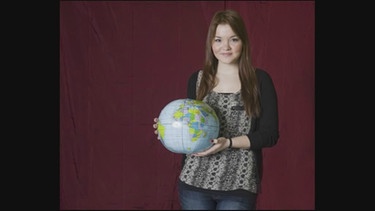 Anastasia mit einer Weltkugel | Bild: Bayerischer Rundfunk