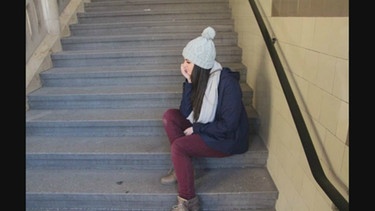 Dilek sitzt auf einer Treppe | Bild: Bayerischer Rundfunk
