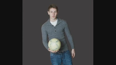 Toni mit einem Fußball | Bild: Bayerischer Rundfunk