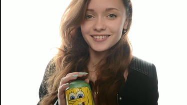 Maria mit einer Sponge-Bob-Figur | Bild: Bayerischer Rundfunk