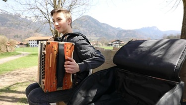 Lukas sitzt auf einer Bank und spielt auf seiner Ziach | Bild: Bayerischer Rundfunk