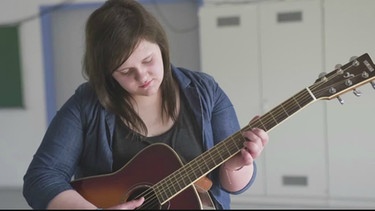 Jessica mit Gitarre | Bild: Bayerischer Rundfunk