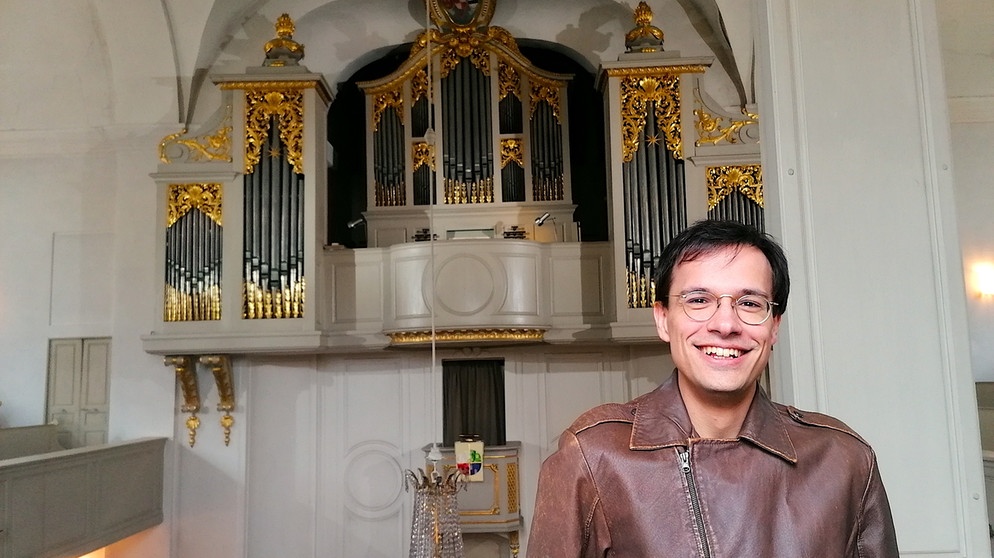 ADrian und im Hintergrnd eine Orgel | Bild: BR Fernsehen