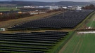 Solarpark an einer Autobahn | Bild: Bayerischer Rundfunk 2025