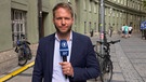 Johannes Reichart am Münchner Karolinenplatz | Bild: Bayerischer Rundfunk 2024