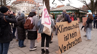 Unterstützung-Demo für Klimaaktivistin Lisa Poettinger | Bild: Bayerischer Rundfunk 2025