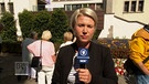 WDR-Reporterin Gina Niemeier in Solingen | Bild: Bayerischer Rundfunk 2024