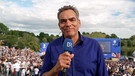 BR-Reporter Dominik Vischer berichtet aus der Fanzone im Olympiapark | Bild: Bayerischer Rundfunk 2024
