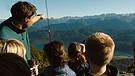 Der Rektor der Grundschule Kochel zeigt den Schülern das Karwendelgebirge auf einer zweitägigen Bergtour. Dabei soll den Kochler Schulkindern Heimatverbundenheit und Bergverbundenheit vermittelt werden und eine Gemeinschaft entstehen lassen. | Bild: Bayerischer Rundfunk 2023