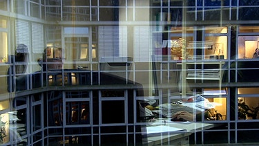 Fenster spiegeln sich Büroräume am Abend | Bild: BR/Petra Schütz