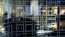 Fenster spiegeln sich Büroräume am Abend | Bild: BR/Petra Schütz