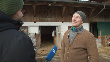 Grüne Kutsche vor Haus | Bild: BR Fernsehen