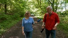 Herr Aßmann und Steffi auf einem Waldweg | Bild: BR Fernsehen