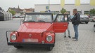 Roter Oldtimer auf einem Parkplatz | Bild: BR Fernsehen