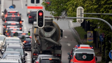 Dicht gedrängt fahren Autos im morgendlichen Berufsverkehr auf der Prinzregentenstrasse in München. | Bild: picture-alliance/dpa/Fabian Sommer