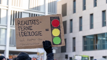 Bei vielen Protesten - wie hier beim Bauernprotest in Ingolstadt im Januar 204 - war die Ampel ein Symbol für die Regierung aus SPD, FDP und Grünen. | Bild: BR/Raphael Kast