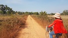 Bei großer Hitze radelt das Mädchen Tona durch die Landschaft. | Bild: BR | Waldenburg