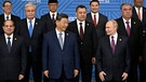 Der russische Präsident Wladimir Putin (vorne rechts) und andere Teilnehmer posieren im Oktober 2024 für ein Familienfoto vor der Sitzung des Outreach/BRICS Plus-Formats auf dem BRICS-Gipfel im russischen Kassan.  | Bild: dpa-Bildfunk/Alexander Nemenov