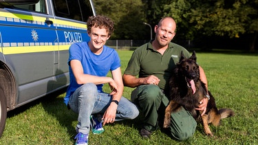 Der Polizei-Check / Julian mit Polizeihund Tiger und dem Hundeführer Manu | Bild: BR / megaherz GmbH