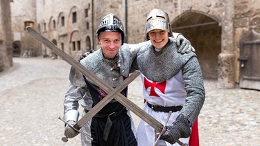 Der Schwert-Check / Julian mit Schwert-Experte Tom auf der Burg Burghausen. | Bild: BR / megaherz GmbH