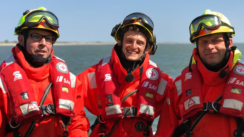 Der Seenotretter-Check | Die Seenotretter Jörg und Michael haben Julian aus dem offenen Meer gerettet. | Bild: BR | megaherz gmbh