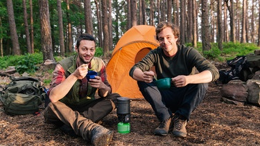 Der Camping-Check / Von Outdoor-Experte Joe kann Tobi noch einiges lernen... | Bild: BR / megaherz GmbH
