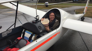 Schwebendes Popcorn?! | Checker Tobi auf dem Segelflugplatz der AKA Flieg in der Nähe von München. Seine Aufgabe: Popcorn essen. | Bild: BR / Megaherz GmbH