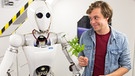 Der Roboter-Check / Tobi überreicht Roboterdame Alina eine Blume | Bild: BR / megaherz GmbH