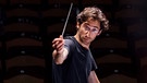 Der Dirigent und Musiker Daniel Grossmann leitet das Orchester "Jewish Chamber Orchestra Munich". | Bild: Thomas Dashuber