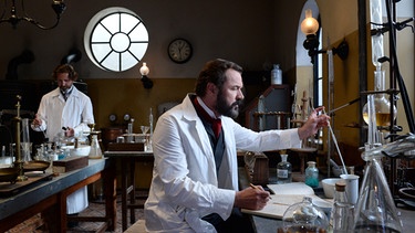 Szene aus dem ARD-Film: "Eine Liebe für den Frieden". Alfred Nobel (Sebastian Koch) erfindet 1867 das Dynamit. | Bild: ARD Degeto/BR/Mona Film/Oliver Roth