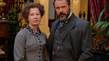 Szene aus dem ARD-Film: "Eine Liebe für den Frieden". Verbindet eine große Liebe: Bertha von Suttner (Birgit Minichmayr) und Alfred Nobel (Sebastian Koch). | Bild: ARD Degeto/BR/Mona Film/ARD Degeto/Monafilm/Oliver Roth/Oliver Roth