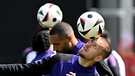 Vorbereitung der deutschen Nationalmannschaft auf die UEFA Euro 2024 in Herzogenaurach (Bayern). Der Fußballspieler Waldemar Anton (rechts) jongliert den Ball. | Bild: dpa-Bildfunk | Federico Gambarini