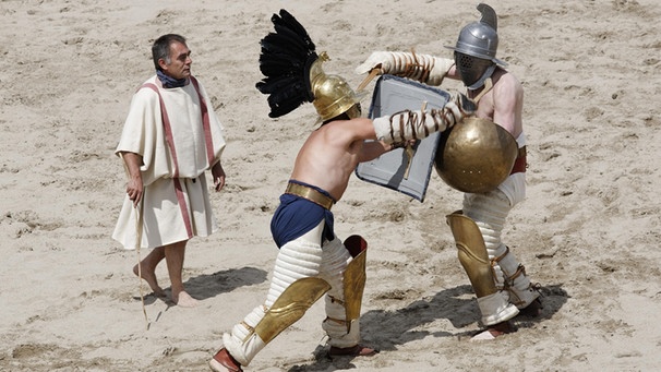 Thraex gegen Hoplomachus, Gladiatoren-Schaukampf der Familia Gladiatoria Pulli Cornicinis von Marcus Junkelmann, Römerfest 2012, Arena Archäologischer Park Xanten, Niederrhein, Nordrhein-Westfalen, Deutschland, Europa | Bild: picture alliance | imageBROKER