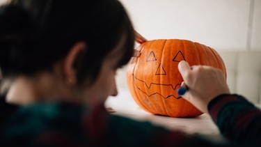 Einen Kürbis als Dekoration für Halloween schnitzen. | Bild: BR/Julia Müller