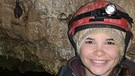 Anna mit Stirnlampe in einer Fledermaushöhle | Bild: BR Text und Bild Medienproduktion GmbH & Co KG