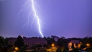 Gewitter über einer Siedlung, abends | Bild: colourbox.com